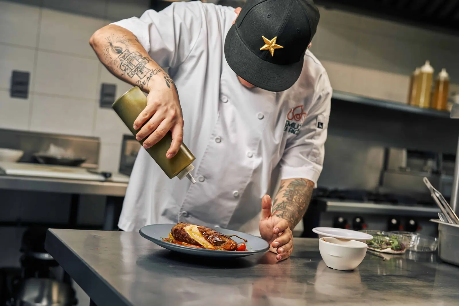 Chef dressant une assiette gastronomique en cuisine