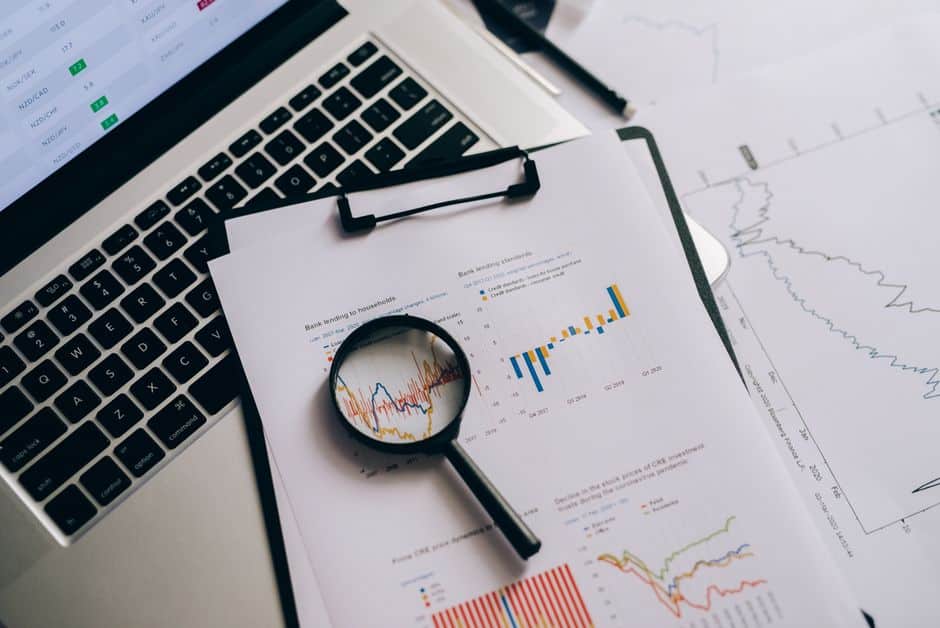 Un consultant passe un site au crible lors d'un audit SEO