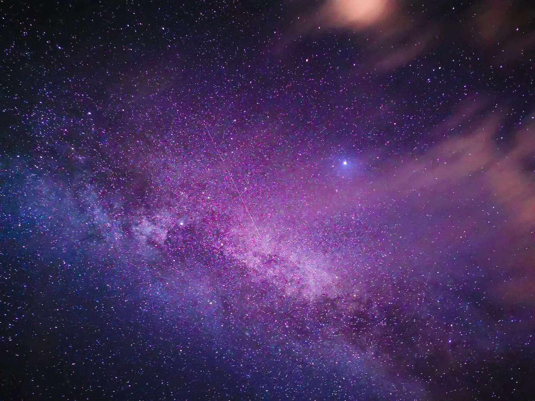 Voie lactée violette parsemée d'étoiles dans le ciel nocturne